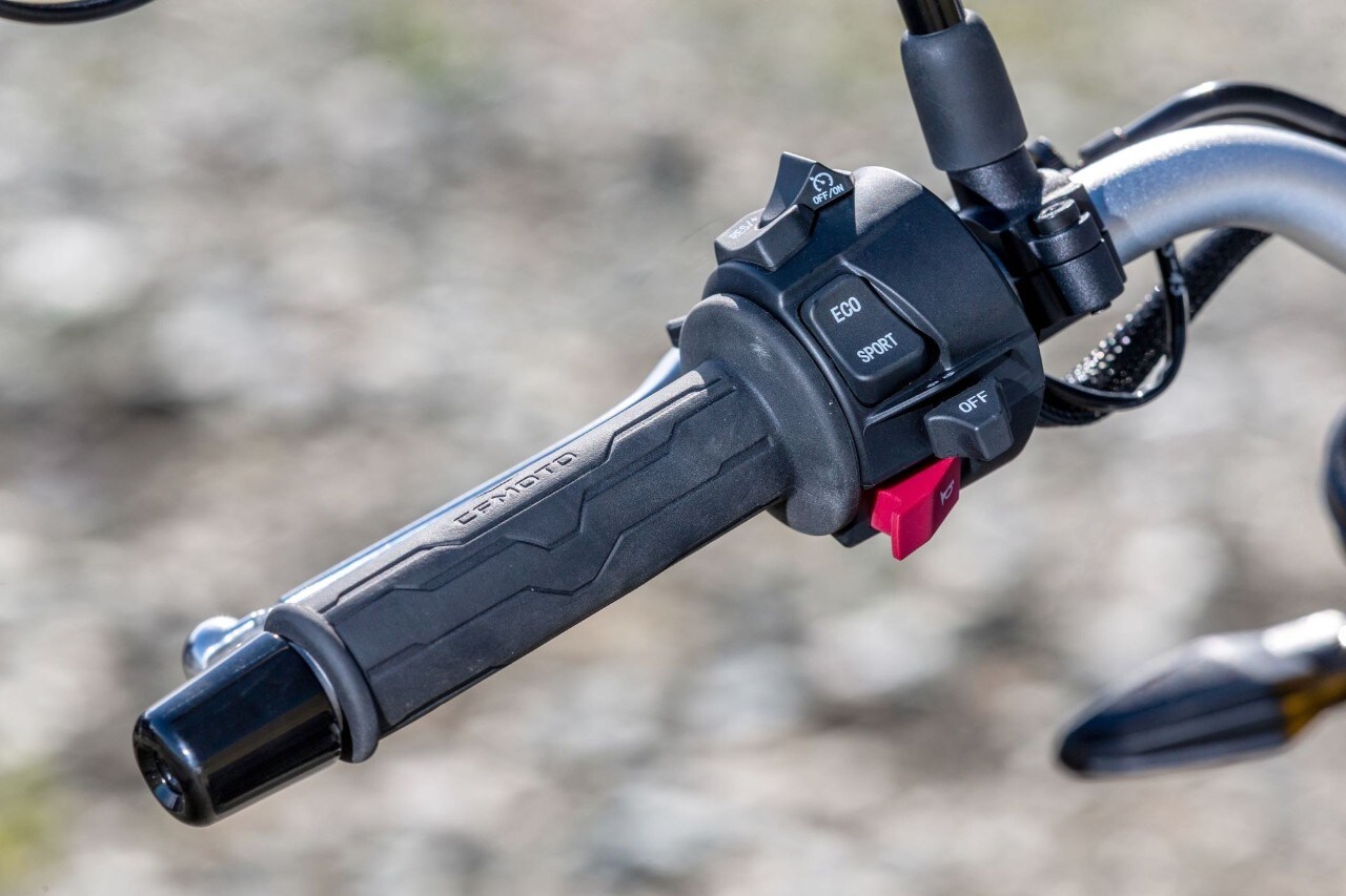 Il comando delle mappe motore della CFMOTO 700CL-X